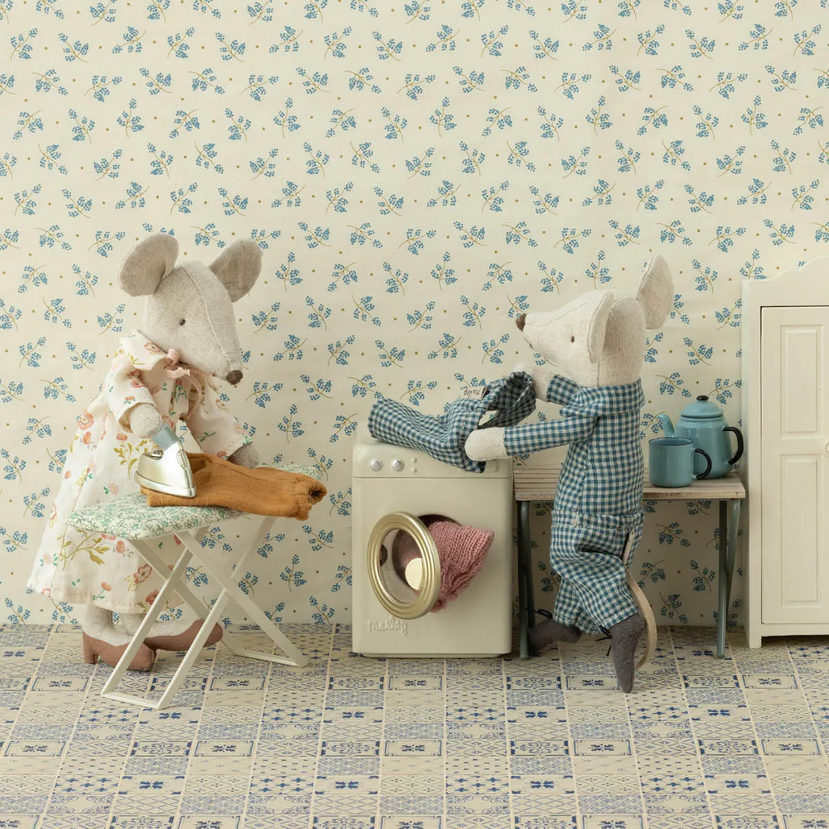 Maileg Grandma and  Grandpa Mice in Cigar Box