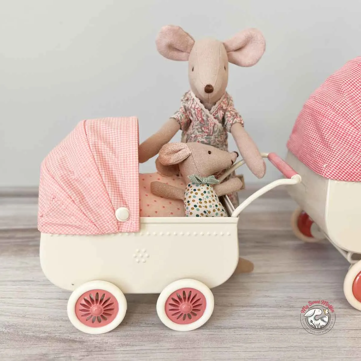 Maileg Mouse size Pram, Cora
